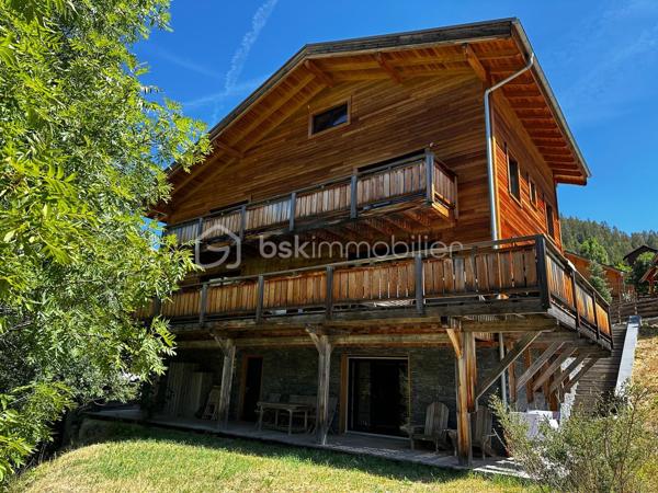 Luxe, authenticité et art de vivre au cœur du Parc National du Mercantour
Nichée dans le prestigieux Val d’Allos, entre les stations de sports d’hiver et d’été du Seignus et de la Foux d’Allos, cette propriété d’exception incarne le parfait équilibre entre tradition montagnarde et design contemporain.
Conçu par un architecte de renom, ce chalet allie authenticité alpine et élégance méditerranéenne, dans un environnement naturel préservé au cœur du Parc National du Mercantour.
________________________________________
Une architecture raffinée et des matériaux d’exception
L’extérieur en red cedar s’intègre harmonieusement dans le paysage, tandis que l’intérieur révèle un travail artisanal d’orfèvre où se mêlent bois massif, mélèze fumé, chêne, cuir, fer forgé et granit noir du Zimbabwe.
Chaque espace a été pensé avec soin pour offrir une expérience de vie unique, mêlant esthétique, confort et fonctionnalité.
________________________________________
Disposition & volumes
Sous-sol :
•	Garage de 38 m²
•	Ski-room avec sauna, parfait pour se détendre après le ski ou la randonnée
•	Terrasse de 44 m² avec vue dégagée sur les montagnes
Rez-de-chaussée :
•	Vaste espace de vie de 75 m², baigné de lumière naturelle
•	Salon chaleureux avec cheminée centrale en pierre et canapés sur mesure
•	Salle à manger et cuisine ouverte haut de gamme réalisée par des ébénistes, avec granit et bois sablé
•	Entrée élégante, bureau, et WC invités
•	Terrasse plein sud de 50 m², idéale pour les repas en extérieur
1er étage :
•	Trois suites avec chacune salle de bain et WC privatifs
•	L’une dispose d’une mezzanine pour couchages supplémentaires
•	Balcon de 17 m², avec vue panoramique sur les montagnes
Grenier aménagé :
•	Baby master suite comprenant une chambre, un coin nuit avec lits superposés et une salle de bain
________________________________________
Prestations haut de gamme & ambiance unique
•	Exposition plein sud / sud-ouest
•	Vue panoramique à 180° sur les montagnes du Haut Verdon
•	Matériaux nobles et finitions sur mesure
•	Mobilier et luminaires conçus spécifiquement pour le chalet
•	Ambiance chaleureuse et contemporaine mêlant bois, pierre et métal
•	Chauffage performant, isolation optimale, aucun travaux à prévoir
________________________________________
Cadre & environnement
À seulement quelques minutes du centre du village d’Allos, ce chalet bénéficie d’un emplacement privilégié :
•	Accès rapide aux pistes de ski et aux départs de VTT
•	Nombreuses activités toute l’année : randonnées, parapente, pêche, baignade au Lac d’Allos, plus grand lac naturel d’altitude d’Europe
•	À 2h30 de Nice et 3h d’Aix-en-Provence
________________________________________
Un bien d’exception à la montagne
Ce chalet unique, alliance parfaite de prestige, sérénité et nature, séduira les amoureux de la montagne en quête d’un refuge haut de gamme, conjuguant confort moderne et charme intemporel.
Une véritable œuvre architecturale, où chaque détail raconte une histoire d’élégance et d’authenticité.
À visiter sans attendre.