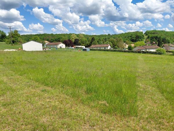 Vaste terrain constructible à vendre