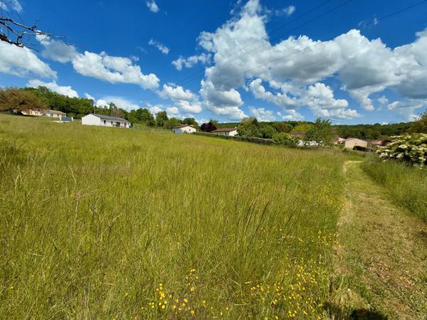 Vaste terrain constructible à vendre