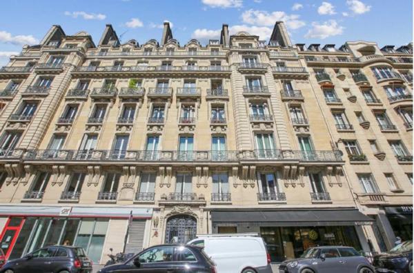 Bureaux à louer à Paris 17 plateau haussmannien lumineux de 280 m²
