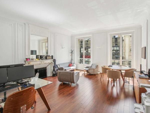 Bureaux à louer à Paris 17 plateau haussmannien lumineux de 280 m²
