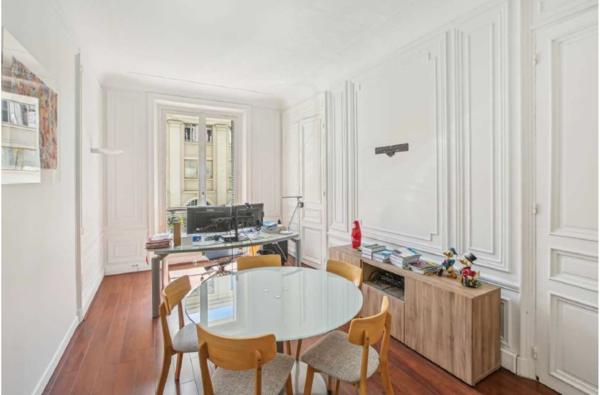 Bureaux à louer à Paris 17 plateau haussmannien lumineux de 280 m²
