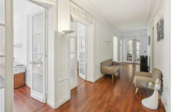 Bureaux à louer à Paris 17 plateau haussmannien lumineux de 280 m²