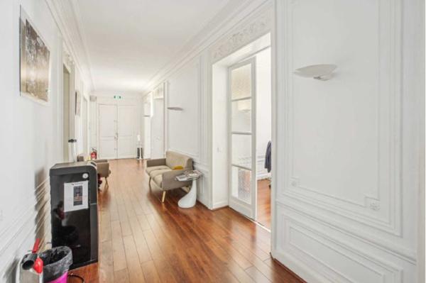 Bureaux à louer à Paris 17 plateau haussmannien lumineux de 280 m²