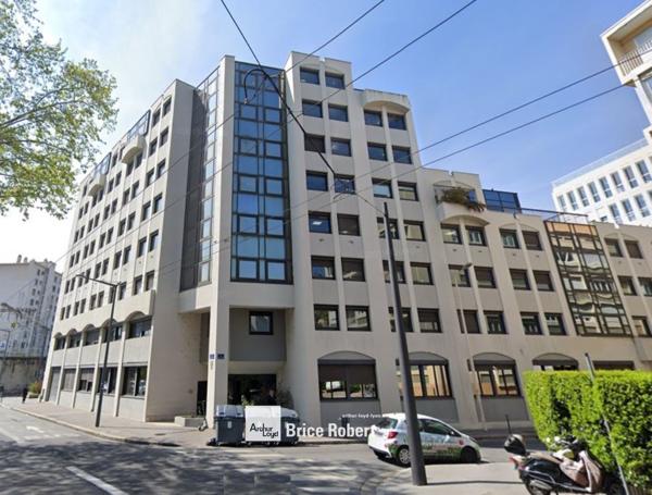 Bureaux à louer lumineux avec parking privatif à Lyon 6ème Part-Dieu