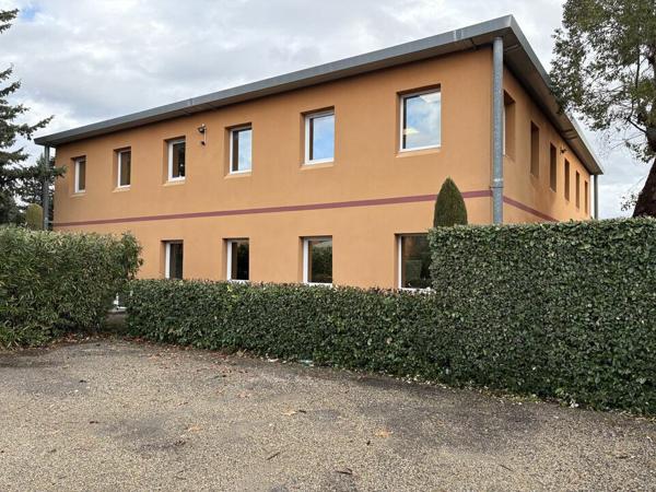 Bureaux à vendre en rez-de-chaussée à Avignon Courtine avec parking
