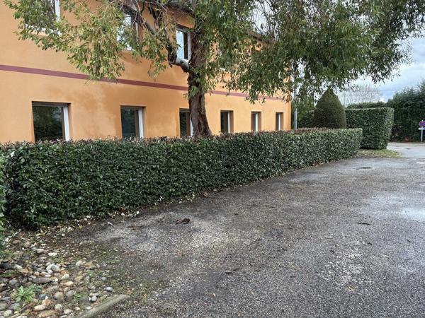 Bureaux à vendre en rez-de-chaussée à Avignon Courtine avec parking