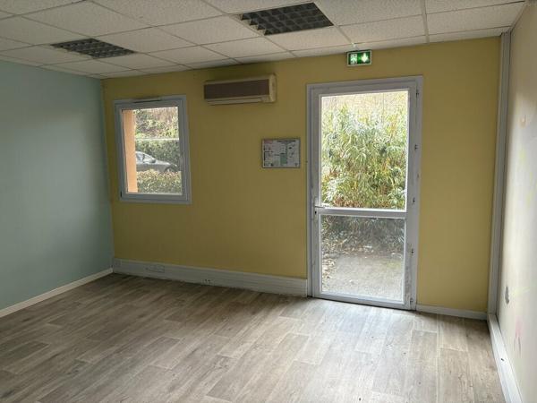Bureaux à vendre en rez-de-chaussée à Avignon Courtine avec parking