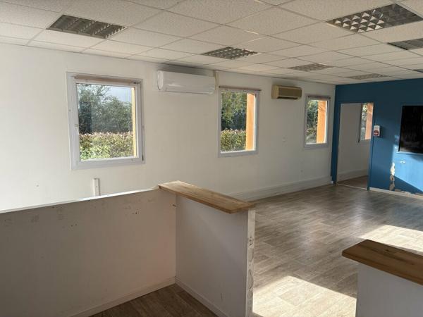 Bureaux à vendre en rez-de-chaussée à Avignon Courtine avec parking