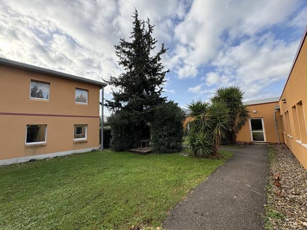 Bureaux à vendre en rez-de-chaussée à Avignon Courtine avec parking