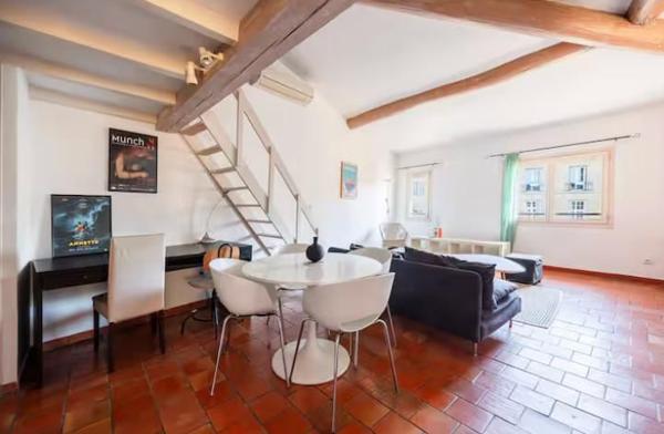 Aix-en-Provence (13100) T3 Meublé avec gout- 60 m² au Sol - Place des Augustins