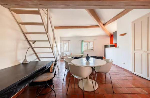 Aix-en-Provence (13100) T3 Meublé avec gout- 60 m² au Sol - Place des Augustins