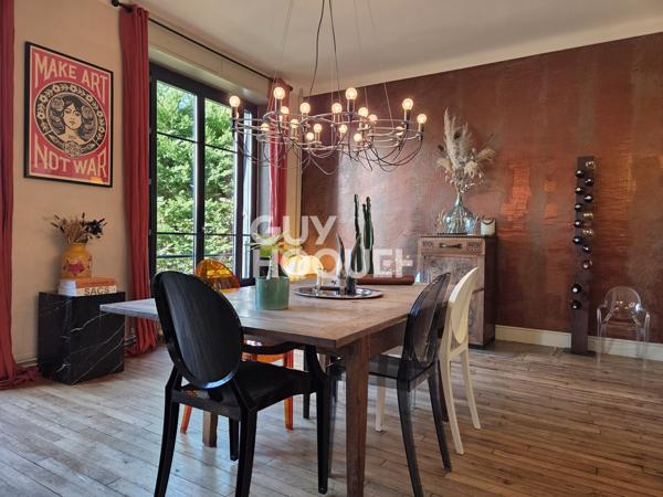 A vendre à Rodez rare maison de ville familiale bourgeoise Art déco 7 pièces de 226 m2 rénovée avec raffinement avec jardin.