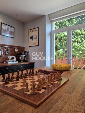 A vendre à Rodez rare maison de ville familiale bourgeoise Art déco 7 pièces de 226 m2 rénovée avec raffinement avec jardin.