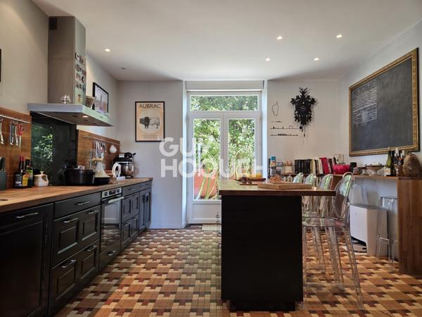 A vendre à Rodez rare maison de ville familiale bourgeoise Art déco 7 pièces de 226 m2 rénovée avec raffinement avec jardin.