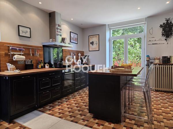 A vendre à Rodez rare maison de ville familiale bourgeoise Art déco 7 pièces de 226 m2 rénovée avec raffinement avec jardin.