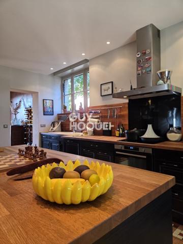 A vendre à Rodez rare maison de ville familiale bourgeoise Art déco 7 pièces de 226 m2 rénovée avec raffinement avec jardin.