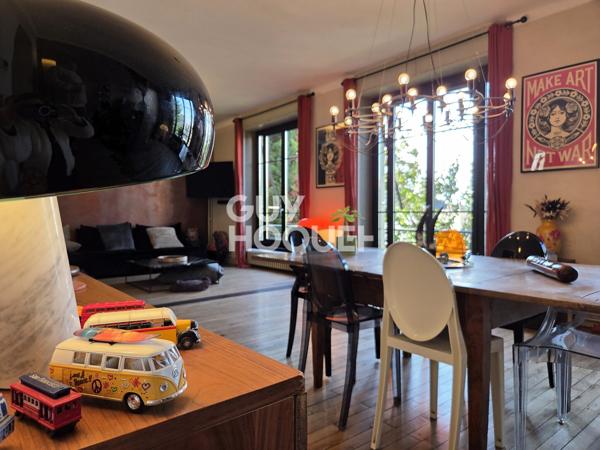 A vendre à Rodez rare maison de ville familiale bourgeoise Art déco 7 pièces de 226 m2 rénovée avec raffinement avec jardin.