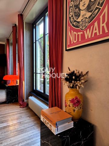 A vendre à Rodez rare maison de ville familiale bourgeoise Art déco 7 pièces de 226 m2 rénovée avec raffinement avec jardin.