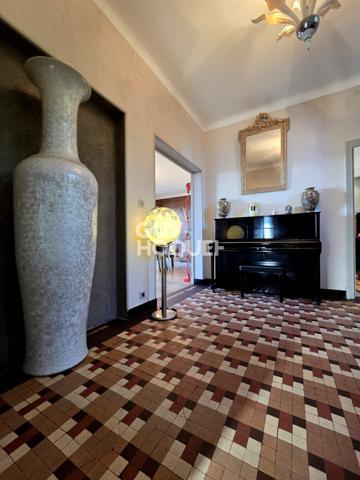 A vendre à Rodez rare maison de ville familiale bourgeoise Art déco 7 pièces de 226 m2 rénovée avec raffinement avec jardin.