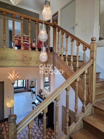 A vendre à Rodez rare maison de ville familiale bourgeoise Art déco 7 pièces de 226 m2 rénovée avec raffinement avec jardin.