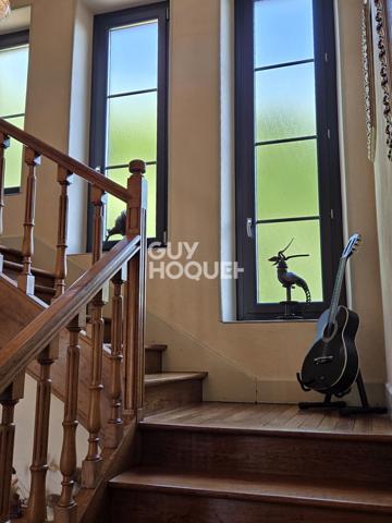 A vendre à Rodez rare maison de ville familiale bourgeoise Art déco 7 pièces de 226 m2 rénovée avec raffinement avec jardin.