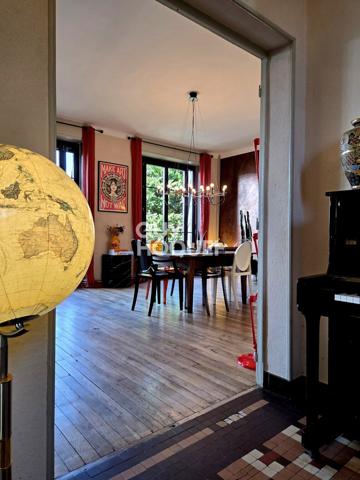 A vendre à Rodez rare maison de ville familiale bourgeoise Art déco 7 pièces de 226 m2 rénovée avec raffinement avec jardin.