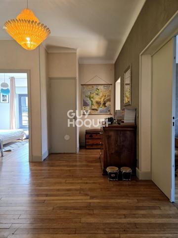 A vendre à Rodez rare maison de ville familiale bourgeoise Art déco 7 pièces de 226 m2 rénovée avec raffinement avec jardin.