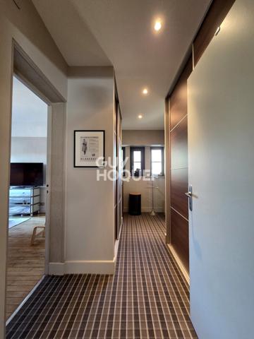 A vendre à Rodez rare maison de ville familiale bourgeoise Art déco 7 pièces de 226 m2 rénovée avec raffinement avec jardin.