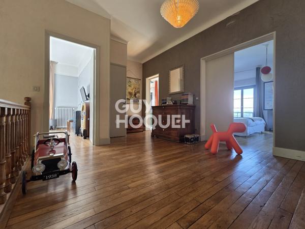 A vendre à Rodez rare maison de ville familiale bourgeoise Art déco 7 pièces de 226 m2 rénovée avec raffinement avec jardin.