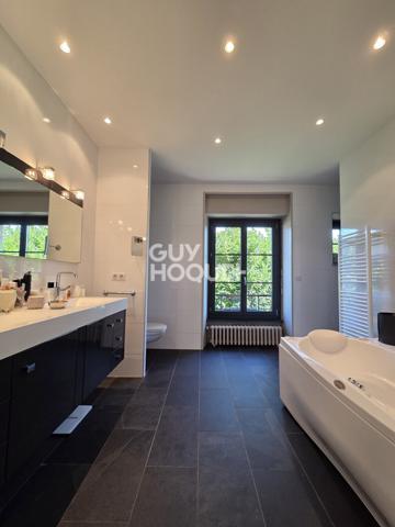 A vendre à Rodez rare maison de ville familiale bourgeoise Art déco 7 pièces de 226 m2 rénovée avec raffinement avec jardin.