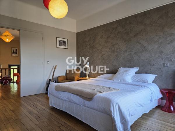 A vendre à Rodez rare maison de ville familiale bourgeoise Art déco 7 pièces de 226 m2 rénovée avec raffinement avec jardin.