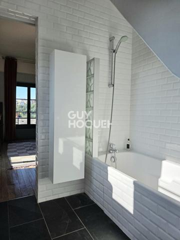 A vendre à Rodez rare maison de ville familiale bourgeoise Art déco 7 pièces de 226 m2 rénovée avec raffinement avec jardin.