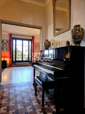 A vendre à Rodez rare maison de ville familiale bourgeoise Art déco 7 pièces de 226 m2 rénovée avec raffinement avec jardin.