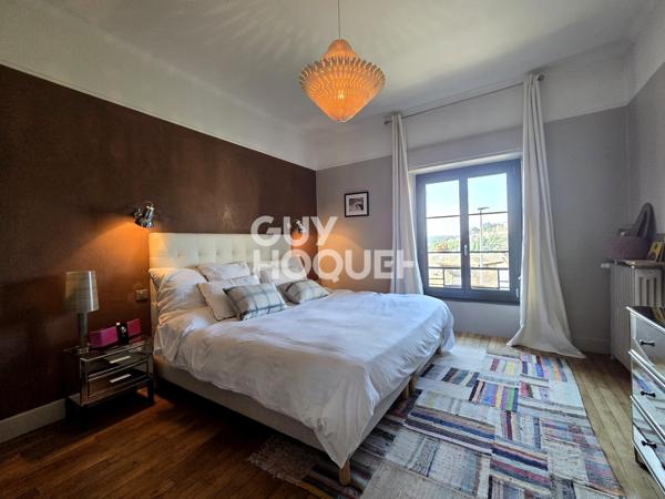 A vendre à Rodez rare maison de ville familiale bourgeoise Art déco 7 pièces de 226 m2 rénovée avec raffinement avec jardin.