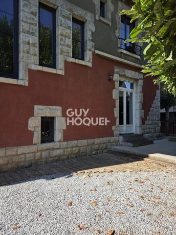 A vendre à Rodez rare maison de ville familiale bourgeoise Art déco 7 pièces de 226 m2 rénovée avec raffinement avec jardin.