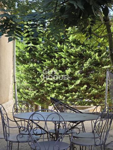 A vendre à Rodez rare maison de ville familiale bourgeoise Art déco 7 pièces de 226 m2 rénovée avec raffinement avec jardin.