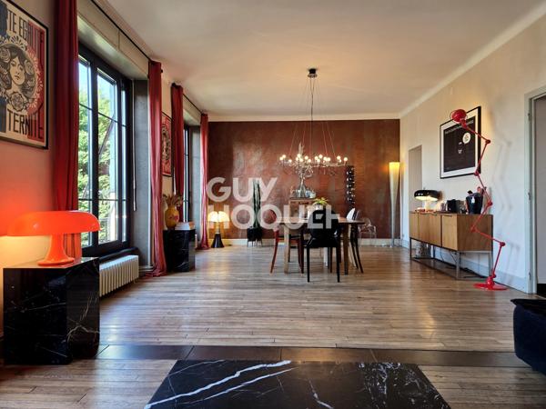 A vendre à Rodez rare maison de ville familiale bourgeoise Art déco 7 pièces de 226 m2 rénovée avec raffinement avec jardin.