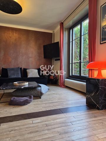 A vendre à Rodez rare maison de ville familiale bourgeoise Art déco 7 pièces de 226 m2 rénovée avec raffinement avec jardin.