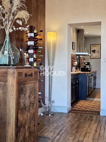 A vendre à Rodez rare maison de ville familiale bourgeoise Art déco 7 pièces de 226 m2 rénovée avec raffinement avec jardin.