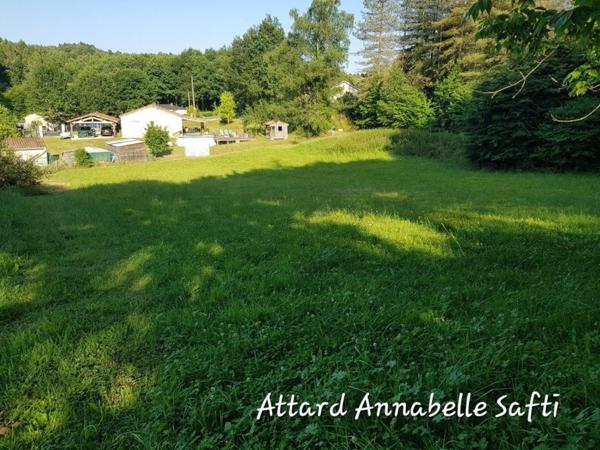 Rare terrain de 1884 m² constructible à Ligueux