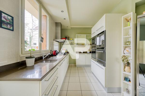 Maison Rueil Malmaison 6 pièce(s) 135 m2 960 000 € **  - Référence  15971