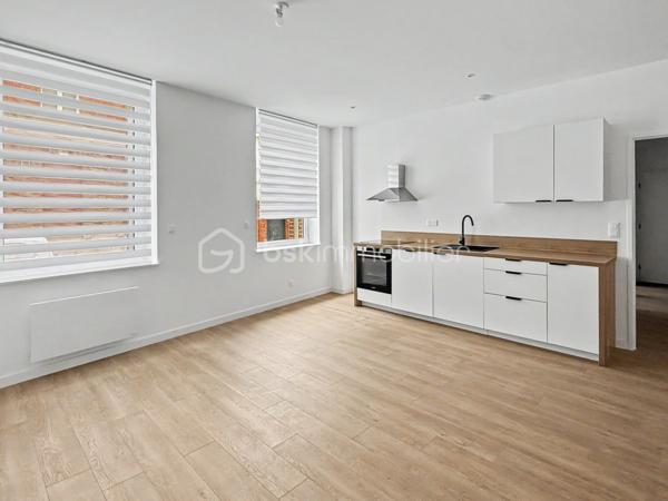 Au cœur de l’hyper-centre d’Amiens, découvrez la Résidence Aurélie, une résidence intimiste de seulement 10 appartements, entièrement réhabilitée avec des prestations soignées.

À proximité immédiate de la gare, des commerces, des restaurants, des établissements scolaires et des transports, cette adresse permet de profiter pleinement de la vie en centre-ville.

Situé en rez-de-chaussée, cet appartement T3 de 68,59 m² offre des volumes agréables et une distribution adaptée à la vie quotidienne.

Il se compose de :
► Une entrée
► Une belle pièce de vie
► Une cuisine aménagée et semi-équipée
► Deux chambres
► Une salle d’eau équipée
► Un WC indépendant

Prestations :
► Résidence entièrement réhabilitée
► Ascenseur
► Belle hauteur sous plafond
► Cuisine aménagée et semi-équipée
► Salle d’eau contemporaine
► Chauffage individuel par radiateurs électriques à inertie
► Production d’eau chaude par ballon électrique individuel
► VMC hygroréglable
► Aucun travaux à prévoir

Une cave et une place de stationnement privative peuvent être acquises en supplément, selon les disponibilités.

Informations complémentaires :
► Étage : rez-de-chaussée
► Surface : 68,59 m²
► Chauffage : radiateurs électriques à inertie
► Production d’eau chaude : ballon électrique individuel
► Charges de copropriété : environ 111 €/mois
► Taxe foncière estimative : 1 550 €/an
► DPE : D

Un appartement fonctionnel et entièrement rénové, idéal pour une résidence principale ou un investissement patrimonial en hyper-centre.
.