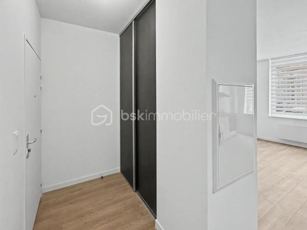 Au cœur de l’hyper-centre d’Amiens, découvrez la Résidence Aurélie, une résidence intimiste de seulement 10 appartements, entièrement réhabilitée avec des prestations soignées.

À proximité immédiate de la gare, des commerces, des restaurants, des établissements scolaires et des transports, cette adresse permet de profiter pleinement de la vie en centre-ville.

Situé en rez-de-chaussée, cet appartement T3 de 68,59 m² offre des volumes agréables et une distribution adaptée à la vie quotidienne.

Il se compose de :
► Une entrée
► Une belle pièce de vie
► Une cuisine aménagée et semi-équipée
► Deux chambres
► Une salle d’eau équipée
► Un WC indépendant

Prestations :
► Résidence entièrement réhabilitée
► Ascenseur
► Belle hauteur sous plafond
► Cuisine aménagée et semi-équipée
► Salle d’eau contemporaine
► Chauffage individuel par radiateurs électriques à inertie
► Production d’eau chaude par ballon électrique individuel
► VMC hygroréglable
► Aucun travaux à prévoir

Une cave et une place de stationnement privative peuvent être acquises en supplément, selon les disponibilités.

Informations complémentaires :
► Étage : rez-de-chaussée
► Surface : 68,59 m²
► Chauffage : radiateurs électriques à inertie
► Production d’eau chaude : ballon électrique individuel
► Charges de copropriété : environ 111 €/mois
► Taxe foncière estimative : 1 550 €/an
► DPE : D

Un appartement fonctionnel et entièrement rénové, idéal pour une résidence principale ou un investissement patrimonial en hyper-centre.
.
