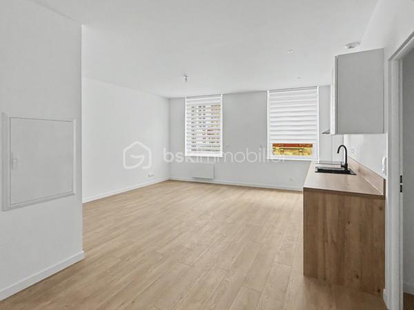 Au cœur de l’hyper-centre d’Amiens, découvrez la Résidence Aurélie, une résidence intimiste de seulement 10 appartements, entièrement réhabilitée avec des prestations soignées.

À proximité immédiate de la gare, des commerces, des restaurants, des établissements scolaires et des transports, cette adresse permet de profiter pleinement de la vie en centre-ville.

Situé en rez-de-chaussée, cet appartement T3 de 68,59 m² offre des volumes agréables et une distribution adaptée à la vie quotidienne.

Il se compose de :
► Une entrée
► Une belle pièce de vie
► Une cuisine aménagée et semi-équipée
► Deux chambres
► Une salle d’eau équipée
► Un WC indépendant

Prestations :
► Résidence entièrement réhabilitée
► Ascenseur
► Belle hauteur sous plafond
► Cuisine aménagée et semi-équipée
► Salle d’eau contemporaine
► Chauffage individuel par radiateurs électriques à inertie
► Production d’eau chaude par ballon électrique individuel
► VMC hygroréglable
► Aucun travaux à prévoir

Une cave et une place de stationnement privative peuvent être acquises en supplément, selon les disponibilités.

Informations complémentaires :
► Étage : rez-de-chaussée
► Surface : 68,59 m²
► Chauffage : radiateurs électriques à inertie
► Production d’eau chaude : ballon électrique individuel
► Charges de copropriété : environ 111 €/mois
► Taxe foncière estimative : 1 550 €/an
► DPE : D

Un appartement fonctionnel et entièrement rénové, idéal pour une résidence principale ou un investissement patrimonial en hyper-centre.
.