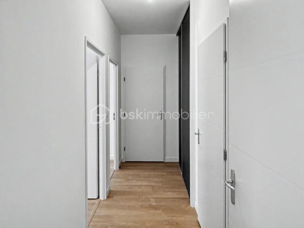 Au cœur de l’hyper-centre d’Amiens, découvrez la Résidence Aurélie, une résidence intimiste de seulement 10 appartements, entièrement réhabilitée avec des prestations soignées.

À proximité immédiate de la gare, des commerces, des restaurants, des établissements scolaires et des transports, cette adresse permet de profiter pleinement de la vie en centre-ville.

Situé en rez-de-chaussée, cet appartement T3 de 68,59 m² offre des volumes agréables et une distribution adaptée à la vie quotidienne.

Il se compose de :
► Une entrée
► Une belle pièce de vie
► Une cuisine aménagée et semi-équipée
► Deux chambres
► Une salle d’eau équipée
► Un WC indépendant

Prestations :
► Résidence entièrement réhabilitée
► Ascenseur
► Belle hauteur sous plafond
► Cuisine aménagée et semi-équipée
► Salle d’eau contemporaine
► Chauffage individuel par radiateurs électriques à inertie
► Production d’eau chaude par ballon électrique individuel
► VMC hygroréglable
► Aucun travaux à prévoir

Une cave et une place de stationnement privative peuvent être acquises en supplément, selon les disponibilités.

Informations complémentaires :
► Étage : rez-de-chaussée
► Surface : 68,59 m²
► Chauffage : radiateurs électriques à inertie
► Production d’eau chaude : ballon électrique individuel
► Charges de copropriété : environ 111 €/mois
► Taxe foncière estimative : 1 550 €/an
► DPE : D

Un appartement fonctionnel et entièrement rénové, idéal pour une résidence principale ou un investissement patrimonial en hyper-centre.
.