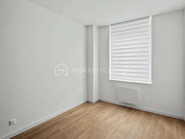 Au cœur de l’hyper-centre d’Amiens, découvrez la Résidence Aurélie, une résidence intimiste de seulement 10 appartements, entièrement réhabilitée avec des prestations soignées.

À proximité immédiate de la gare, des commerces, des restaurants, des établissements scolaires et des transports, cette adresse permet de profiter pleinement de la vie en centre-ville.

Situé en rez-de-chaussée, cet appartement T3 de 68,59 m² offre des volumes agréables et une distribution adaptée à la vie quotidienne.

Il se compose de :
► Une entrée
► Une belle pièce de vie
► Une cuisine aménagée et semi-équipée
► Deux chambres
► Une salle d’eau équipée
► Un WC indépendant

Prestations :
► Résidence entièrement réhabilitée
► Ascenseur
► Belle hauteur sous plafond
► Cuisine aménagée et semi-équipée
► Salle d’eau contemporaine
► Chauffage individuel par radiateurs électriques à inertie
► Production d’eau chaude par ballon électrique individuel
► VMC hygroréglable
► Aucun travaux à prévoir

Une cave et une place de stationnement privative peuvent être acquises en supplément, selon les disponibilités.

Informations complémentaires :
► Étage : rez-de-chaussée
► Surface : 68,59 m²
► Chauffage : radiateurs électriques à inertie
► Production d’eau chaude : ballon électrique individuel
► Charges de copropriété : environ 111 €/mois
► Taxe foncière estimative : 1 550 €/an
► DPE : D

Un appartement fonctionnel et entièrement rénové, idéal pour une résidence principale ou un investissement patrimonial en hyper-centre.
.
