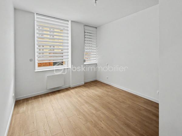 Au cœur de l’hyper-centre d’Amiens, découvrez la Résidence Aurélie, une résidence intimiste de seulement 10 appartements, entièrement réhabilitée avec des prestations soignées.

À proximité immédiate de la gare, des commerces, des restaurants, des établissements scolaires et des transports, cette adresse permet de profiter pleinement de la vie en centre-ville.

Situé en rez-de-chaussée, cet appartement T3 de 68,59 m² offre des volumes agréables et une distribution adaptée à la vie quotidienne.

Il se compose de :
► Une entrée
► Une belle pièce de vie
► Une cuisine aménagée et semi-équipée
► Deux chambres
► Une salle d’eau équipée
► Un WC indépendant

Prestations :
► Résidence entièrement réhabilitée
► Ascenseur
► Belle hauteur sous plafond
► Cuisine aménagée et semi-équipée
► Salle d’eau contemporaine
► Chauffage individuel par radiateurs électriques à inertie
► Production d’eau chaude par ballon électrique individuel
► VMC hygroréglable
► Aucun travaux à prévoir

Une cave et une place de stationnement privative peuvent être acquises en supplément, selon les disponibilités.

Informations complémentaires :
► Étage : rez-de-chaussée
► Surface : 68,59 m²
► Chauffage : radiateurs électriques à inertie
► Production d’eau chaude : ballon électrique individuel
► Charges de copropriété : environ 111 €/mois
► Taxe foncière estimative : 1 550 €/an
► DPE : D

Un appartement fonctionnel et entièrement rénové, idéal pour une résidence principale ou un investissement patrimonial en hyper-centre.
.