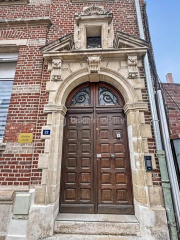 Au cœur de l’hyper-centre d’Amiens, découvrez la Résidence Aurélie, une résidence intimiste de seulement 10 appartements, entièrement réhabilitée avec des prestations soignées.

À proximité immédiate de la gare, des commerces, des restaurants, des établissements scolaires et des transports, cette adresse permet de profiter pleinement de la vie en centre-ville.

Situé en rez-de-chaussée, cet appartement T3 de 68,59 m² offre des volumes agréables et une distribution adaptée à la vie quotidienne.

Il se compose de :
► Une entrée
► Une belle pièce de vie
► Une cuisine aménagée et semi-équipée
► Deux chambres
► Une salle d’eau équipée
► Un WC indépendant

Prestations :
► Résidence entièrement réhabilitée
► Ascenseur
► Belle hauteur sous plafond
► Cuisine aménagée et semi-équipée
► Salle d’eau contemporaine
► Chauffage individuel par radiateurs électriques à inertie
► Production d’eau chaude par ballon électrique individuel
► VMC hygroréglable
► Aucun travaux à prévoir

Une cave et une place de stationnement privative peuvent être acquises en supplément, selon les disponibilités.

Informations complémentaires :
► Étage : rez-de-chaussée
► Surface : 68,59 m²
► Chauffage : radiateurs électriques à inertie
► Production d’eau chaude : ballon électrique individuel
► Charges de copropriété : environ 111 €/mois
► Taxe foncière estimative : 1 550 €/an
► DPE : D

Un appartement fonctionnel et entièrement rénové, idéal pour une résidence principale ou un investissement patrimonial en hyper-centre.
.