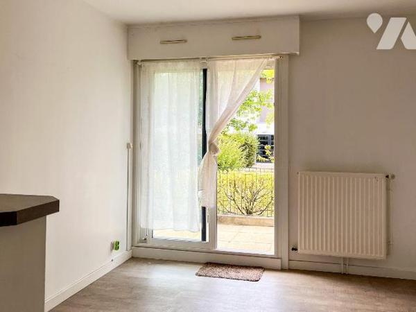 Un appartement de 35 m²,  au rez-de-chaussée d'un immeuble bien entretenu situé dans une rue tr...